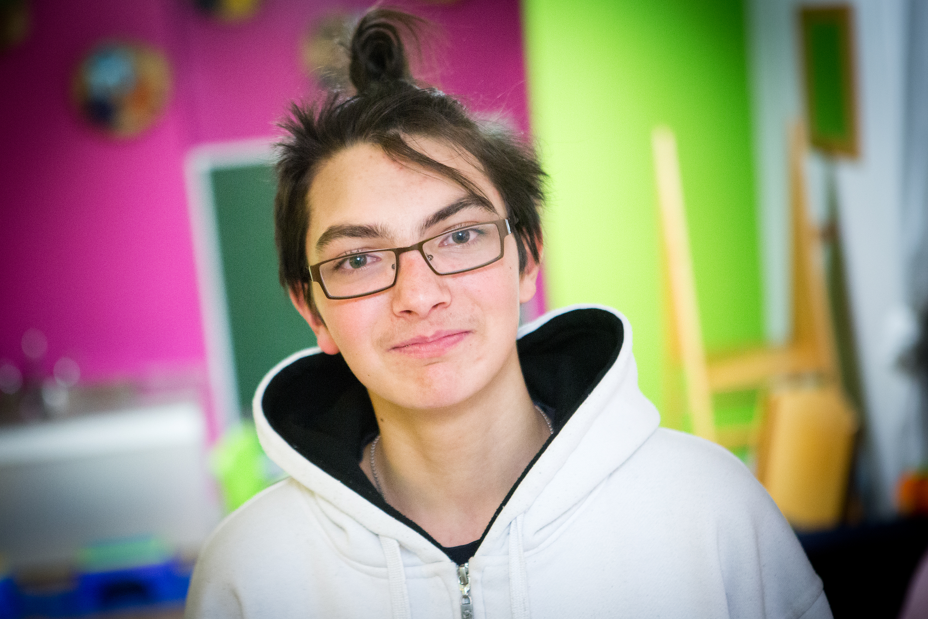 Brian, un jeune espoir de 16 ans, a grandi dans un quartier plus vulnérable. Il en a parcouru du chemin depuis l’enfance! Aujourd’hui, il termine son secondaire 5 et prépare activement son entrée au programme DEP Santé et assistance en soins infirmiers. Ce parcours a de quoi rendre fière Valérie Delage qui, en plus d’être une de nos chroniqueuses, est intervenante dans un organisme communautaire du quartier de Brian. Crédits : Dominic Bérubé
