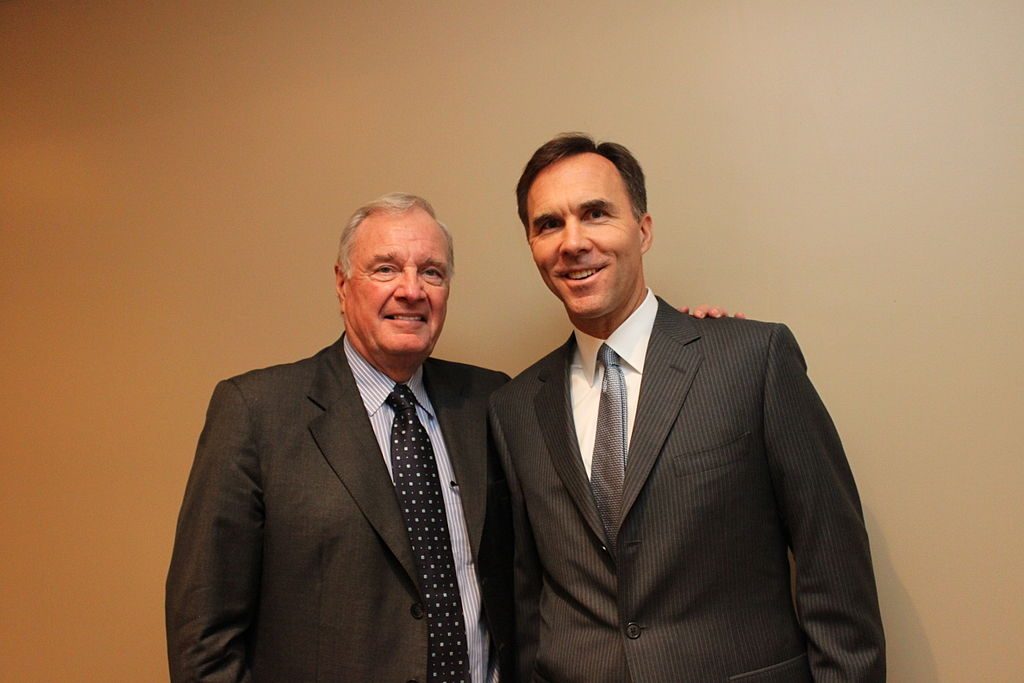 En 2016, le ministre canadien des Finances Bill Morneau, ici en compagnie de l’ancien premier ministre Paul Martin, est revenu sur la promesse libérale d’abolir la déduction d’impôt sur les options d’achat d’actions qui bénéficie les plus nantis de notre société.