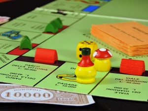 Si le jeu Monopoly reflétait notre réalité, l’impôt serait perçu comme une nuisance. Or, par chance, notre réalité n’est pas un jeu de Monopoly.